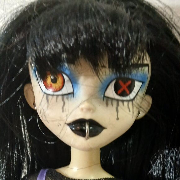 Goth fashion doll with accessories - Picture 6 of 6